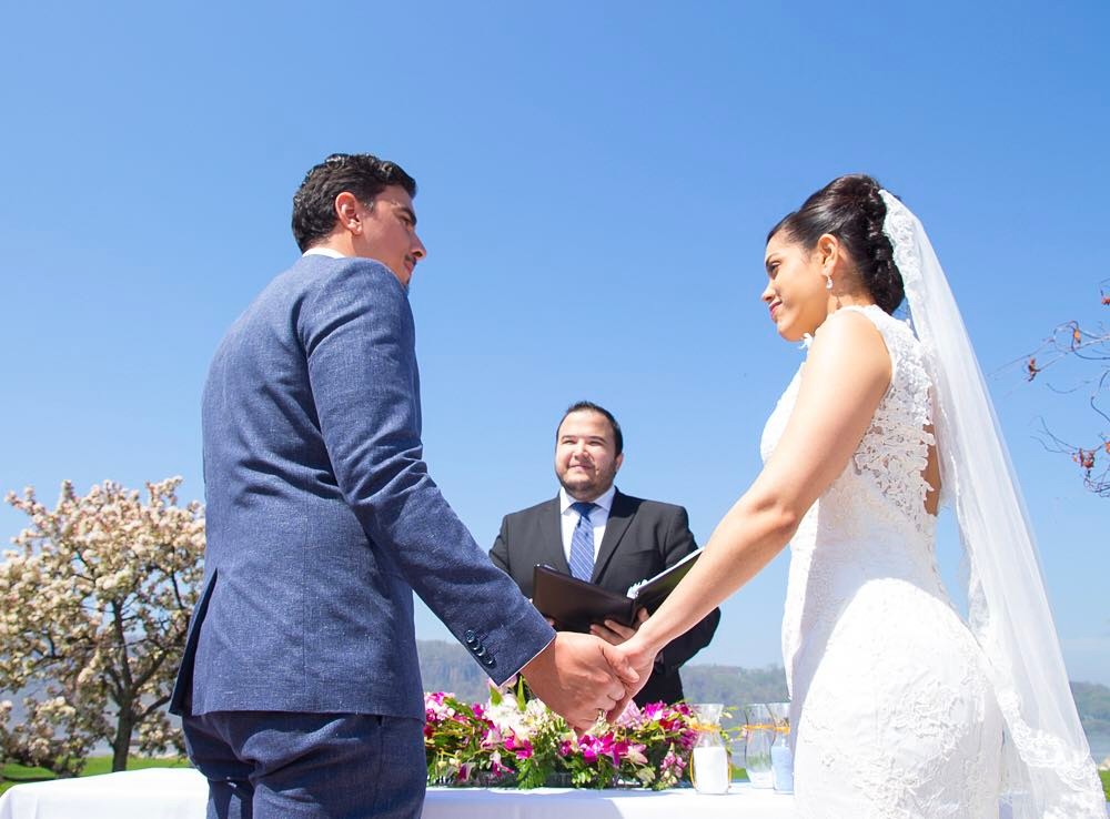 Pareja de recién casados en su ceremonia civil en New Jersey
